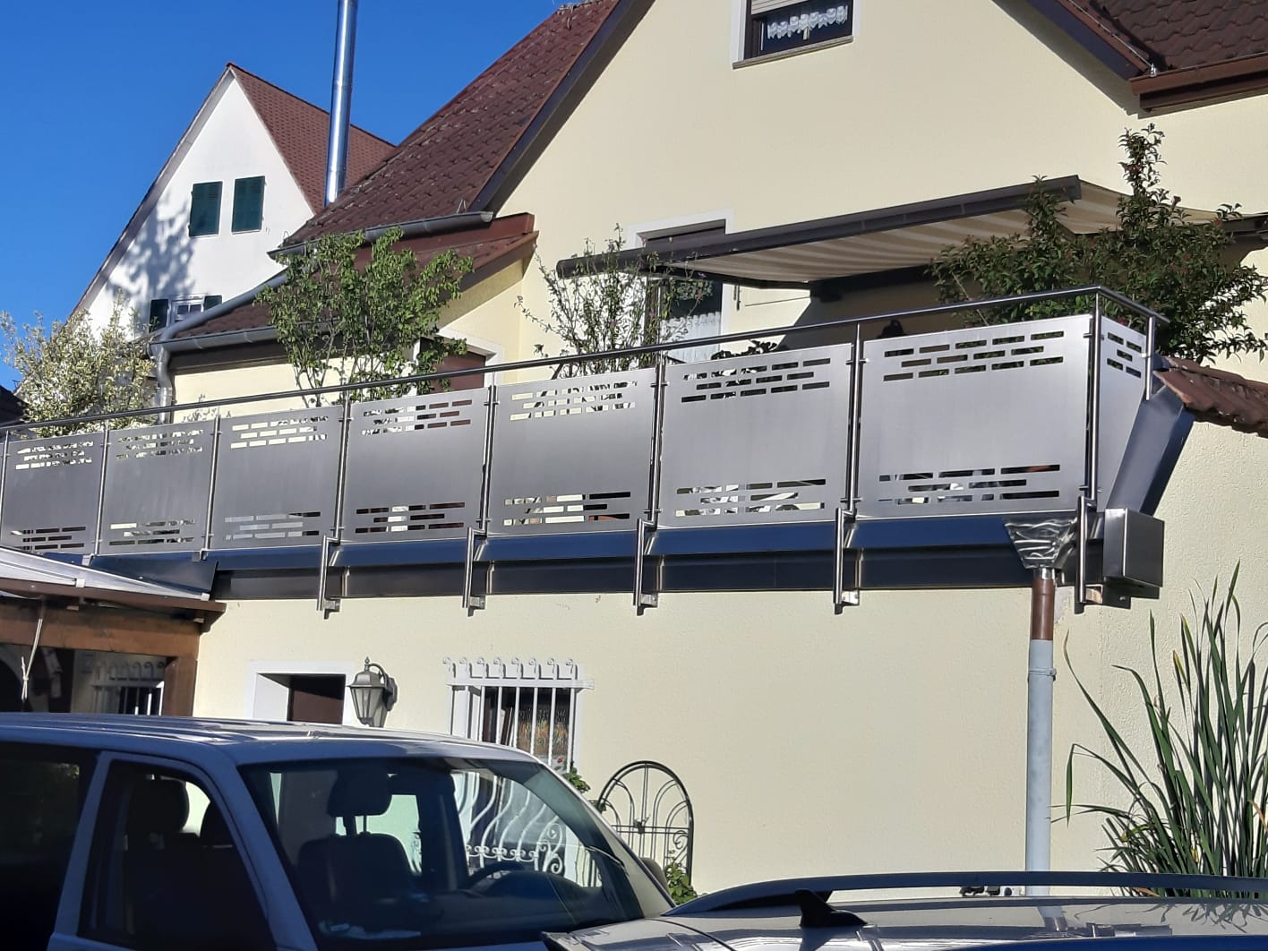 Balkongeländer mit lasergeschnittener Lochblech-Musterfüllung
