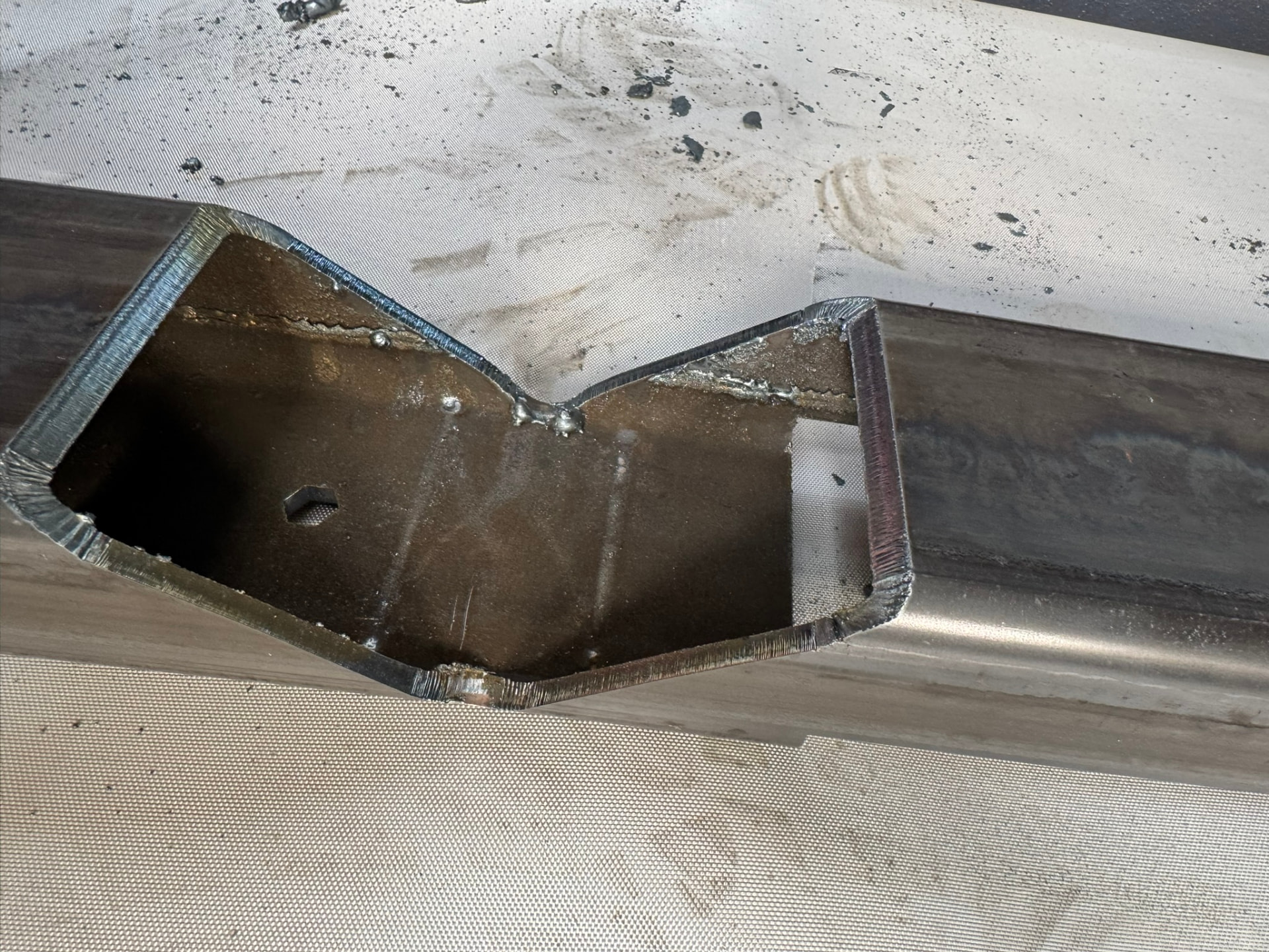 Vierkantrohr mit konturgenau gelaserter Ausklinkung