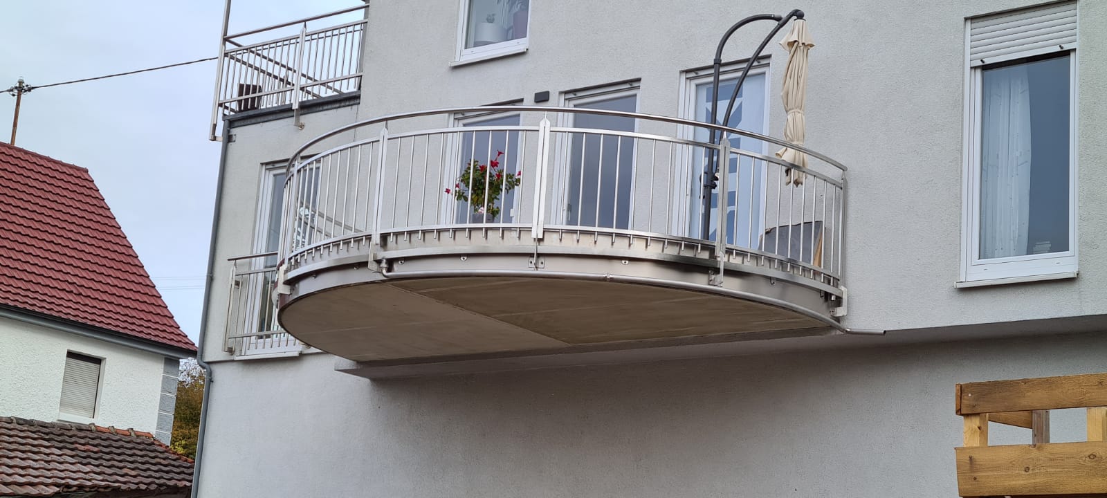 Runder Balkon mit gebogenem Edelstahl-Stabgeländer