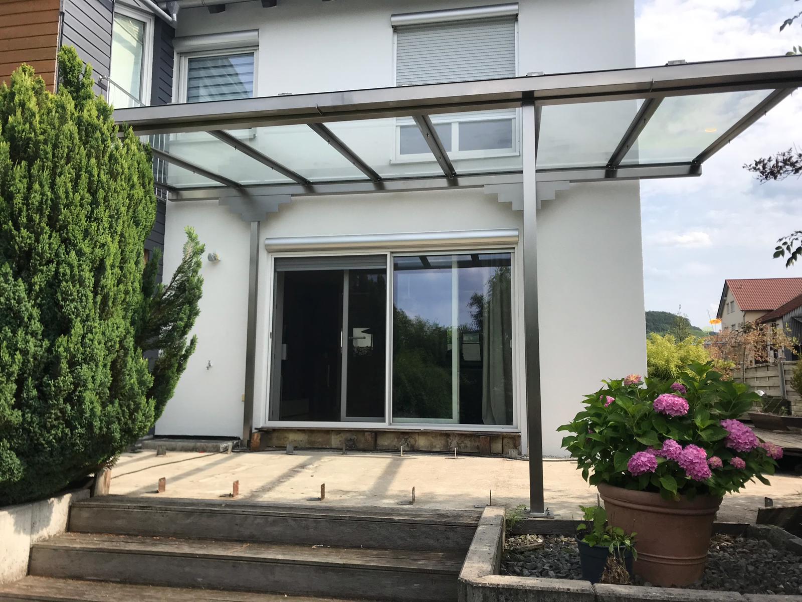 Stahl-Vordach mit Glaseindeckung an einem Wohnhaus
