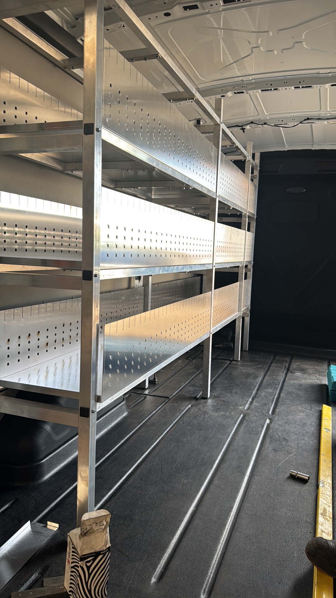 Selbst gefertigte Aluminium-Fahrzeugeinrichtung im Transporter