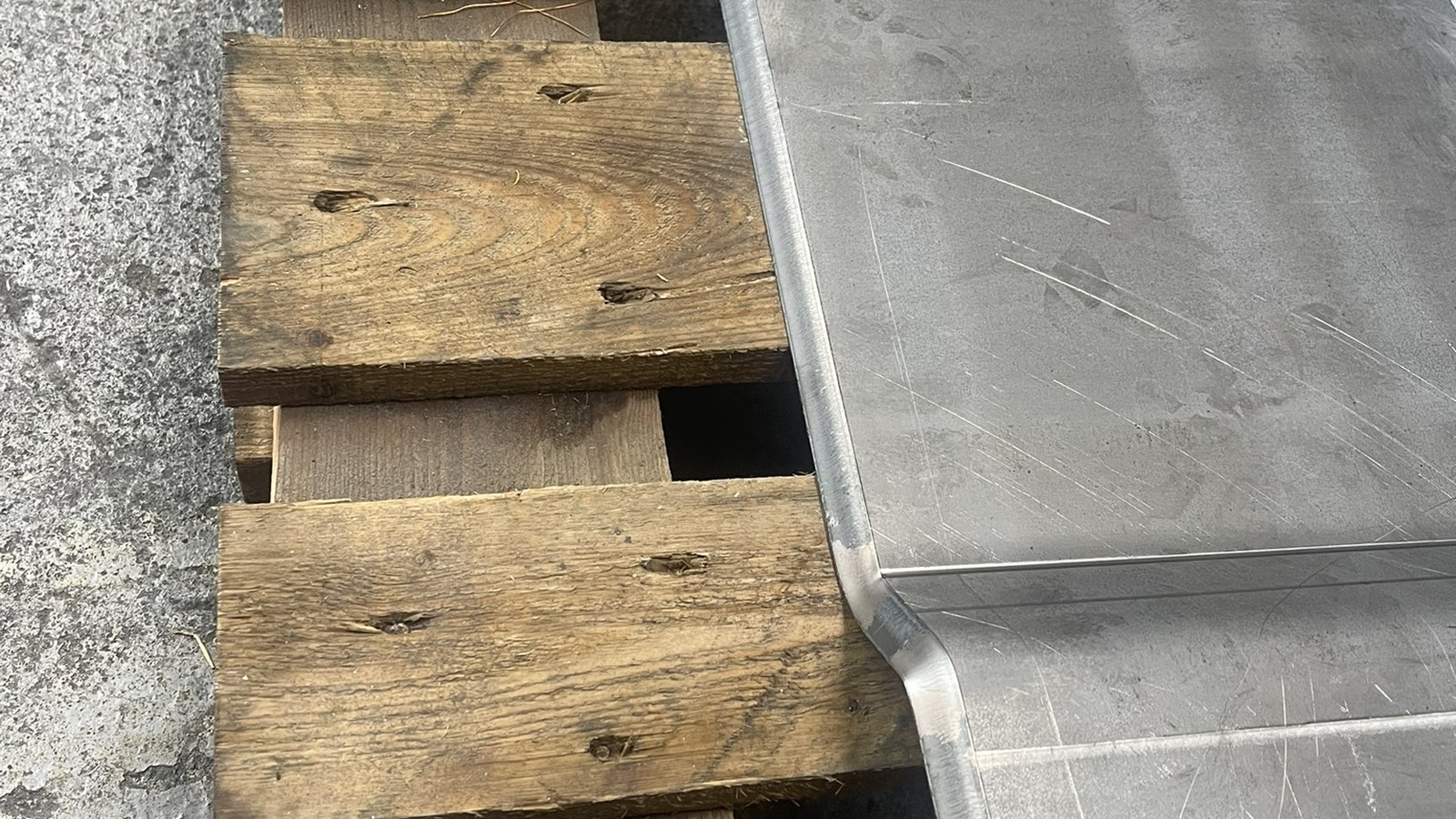 Detail eines gekanteten Blechprofils mit exaktem Biegewinkel
